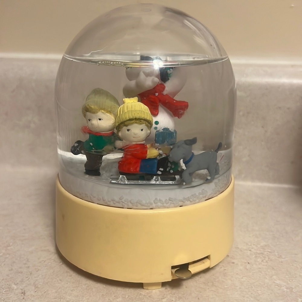 Vintage 1985 MERRILITE Music Box Skaters' Snowman Wind up Snow Globe.